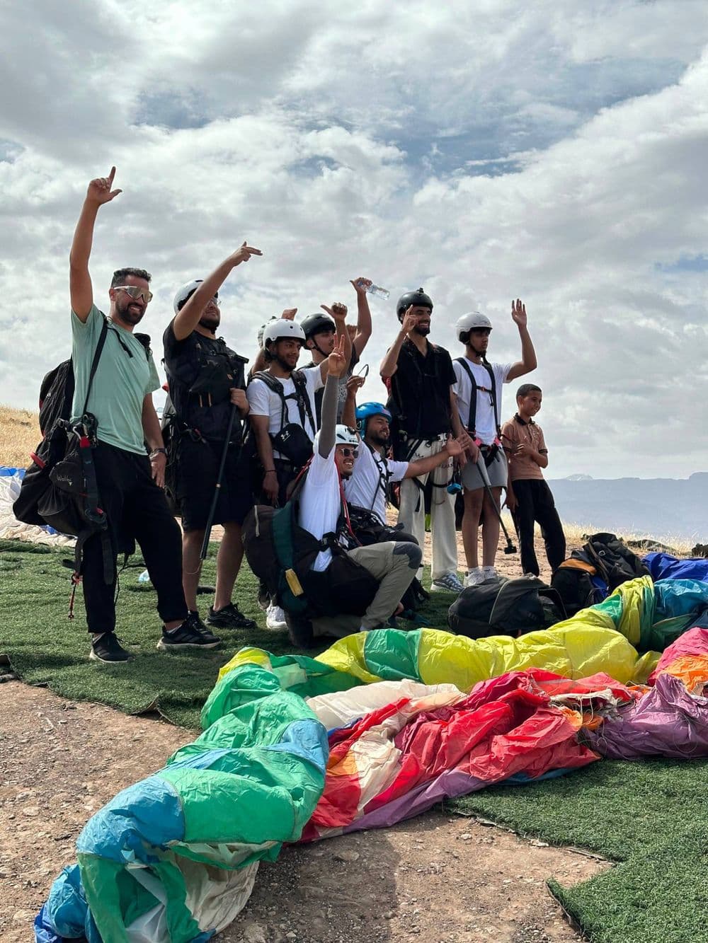 Groupe qui fête le vol à côté des voiles