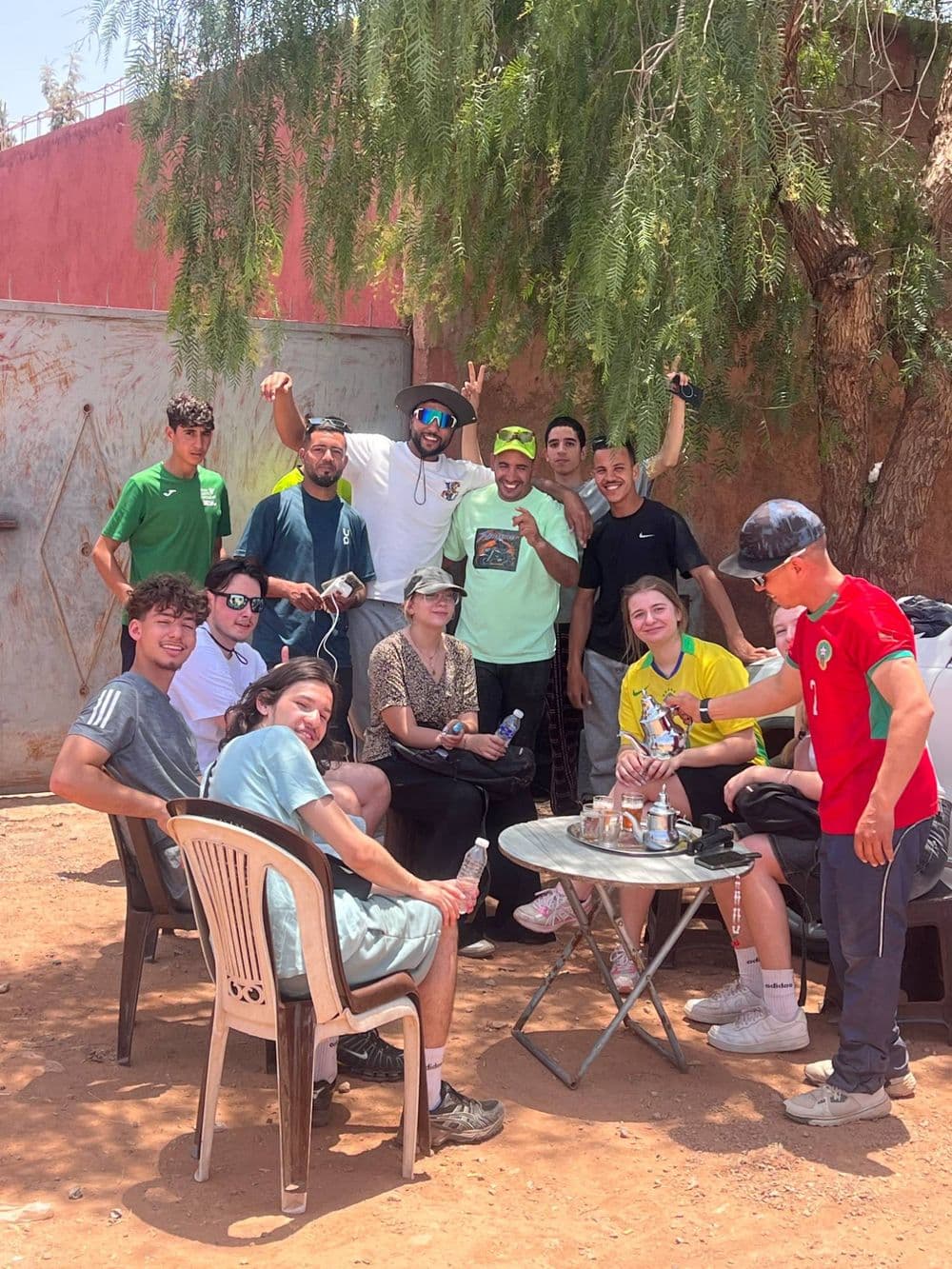 Pause thé à l’ombre avec le groupe