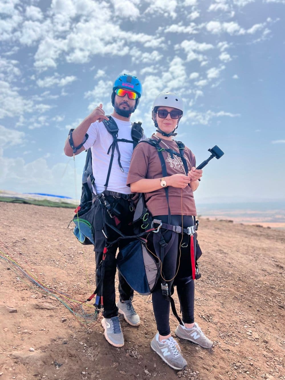Pilote et passagère équipés avant le décollage