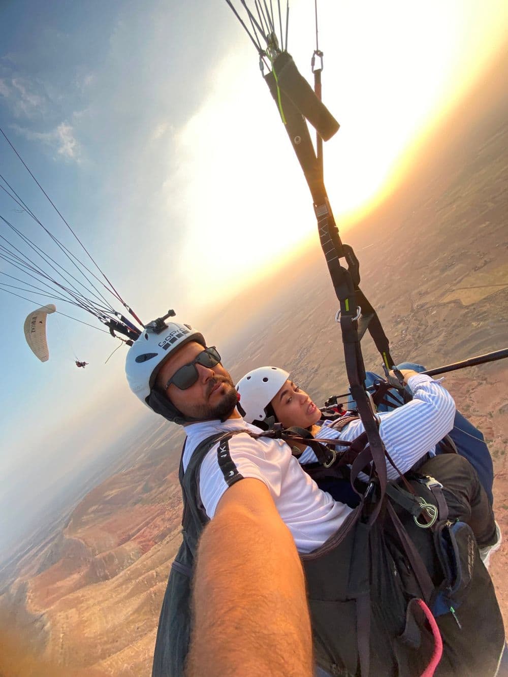 Selfie GoPro au coucher du soleil, un autre parapente au loin